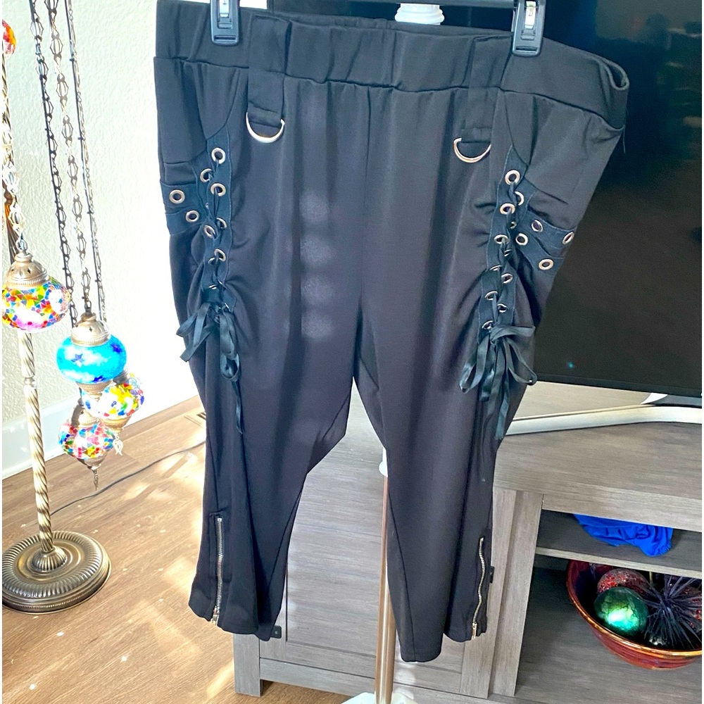 2X crop punk-ish pants with tie options on sides.  Can fit 1X too!
